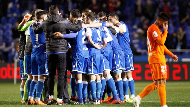 Los jugadores del Deportivo de la Coruña celebran el triunfo ante el Málaga mientras Samu García se lamenta.