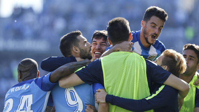 Juankar celebra un gol con sus compañeros.