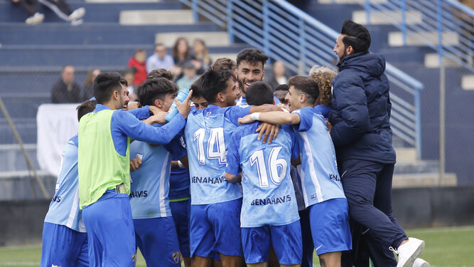 Los juveniles del Málaga, celebrando el título conseguido.