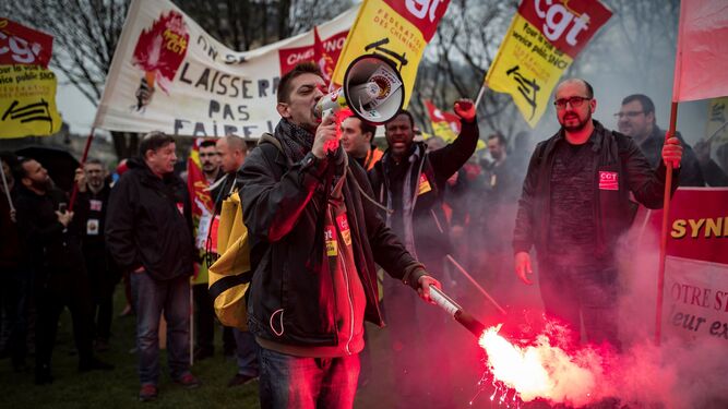 Trabajadores de la compañía pública de ferrocarriles se manifiestan contra las reformas de Macron ayer en París.
