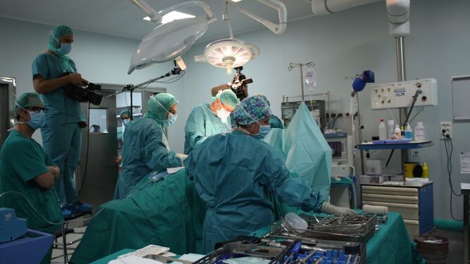 Profesionales del Clínico durante una operación.