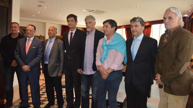 Jamal Satli Iglesias (segundo por la derecha), presidente de BlueBay, junto a algunos ex futbolistas del CD Málaga y su abogado, Gonzalo Hervás.
