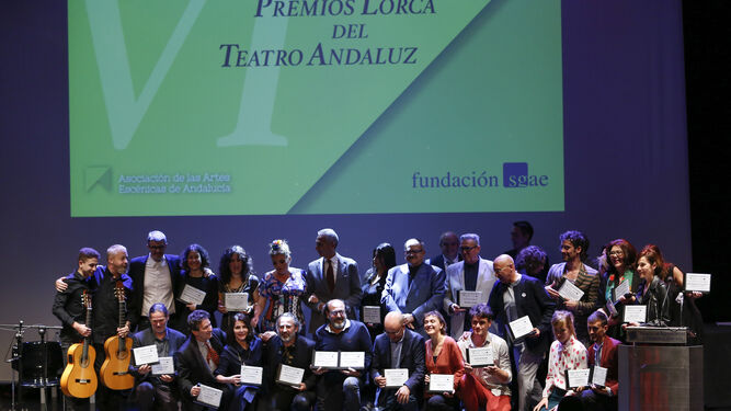 Fotografía de familia de todos los premiados ayer en Granada.