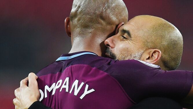 Guardiola abraza a Kompany tras la victoria del City frente al Tottenham de este sábado.