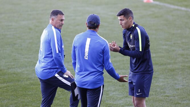 Diego González conversa con su técnico durante el entrenamiento.