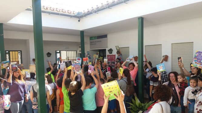 Padres e hijos del CEIP San Faustino se manifestaron a las puertas del edificio público.