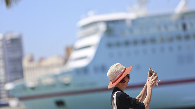 Una mujer fotografiando con su móvil el puerto de Málaga esta semana.