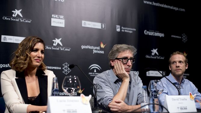 El director David Trueba, ayer, en la presentación de 'Casi 40', junto a los actores Fernando Ramallo y Lucía Jiménez.