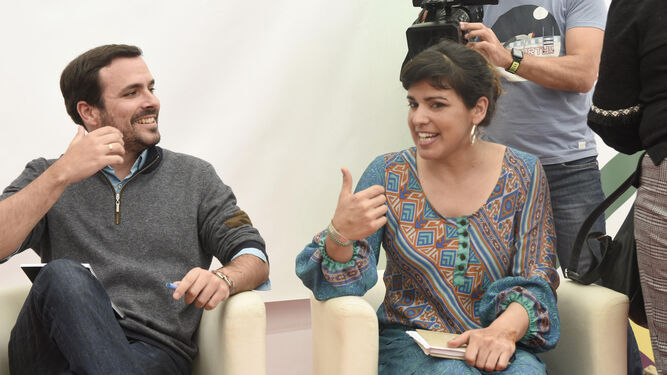 Alberto Garzón y Teresa Rodríguez conversan durante un acto de la Fiesta del PCA.