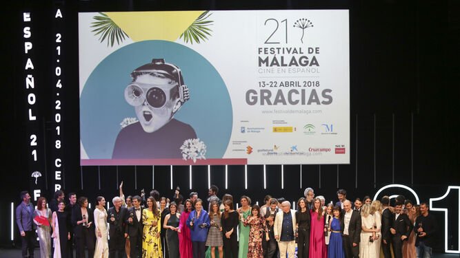Ganadores de la pasada edición del Festival de Málaga, el sábado, con sus premios, en el Teatro Cervantes.