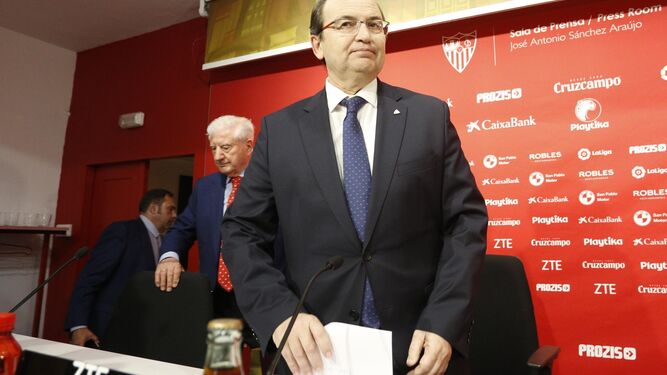 El presidente del Sevilla, José Castro, justo antes de su comparecencia.