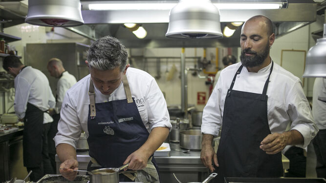 Benito Gómez y Álvaro Garrido juntos en los fogones de la cocina del restaurante Bardal.