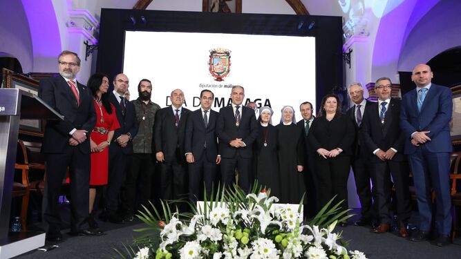 Foto de familia de los premiados junto a los representantes de diferentes instituciones políticas.