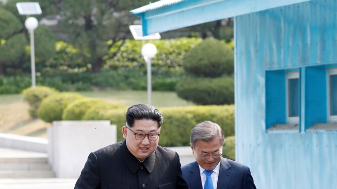 Kim Jong-un y Moon Jae-in, el viernes, en la Zona Desmilitarizada.