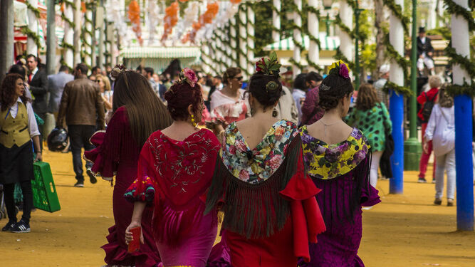 Un grupo de flamencas paseando por el real de la Feria de Sevilla.