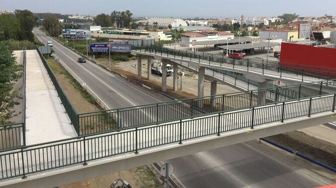 La nueva pasarela peatonal sobre la A-397 en San Pedro Alcántara.