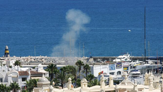 Momento de la explosión del artefacto colocado en una arqueta de Puerto Marina, en agosto de 2008.