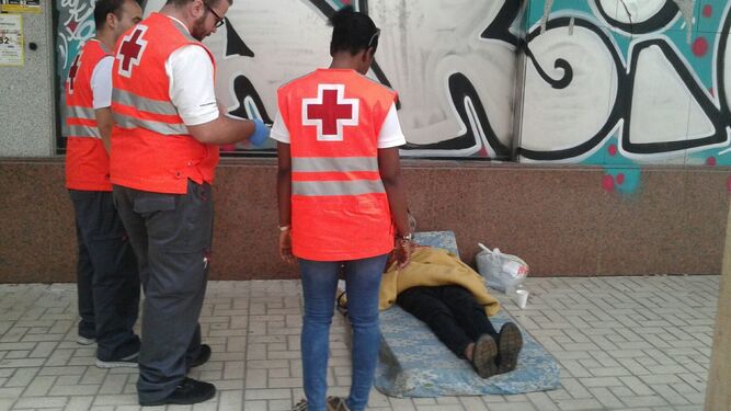 Un equipo de la Cruz Roja atiende a una persona sin hogar.