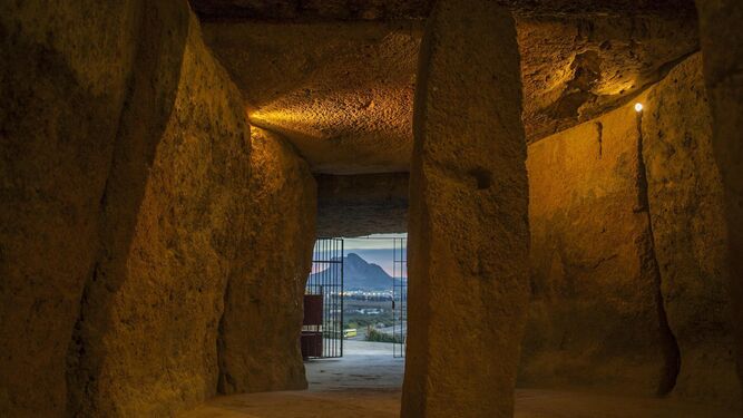 Interior del dolmen de Menga desde el que puede verse la Peña de los Enamorados.