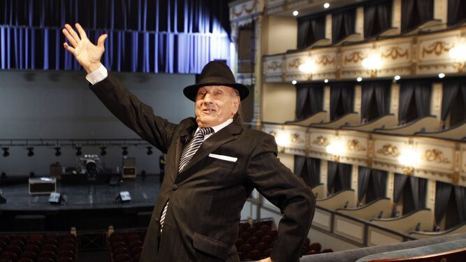 Así de señorial, cual Fred Astaire, posó ayer para los medios José Losada 'Carrete' en el Teatro Cervantes.