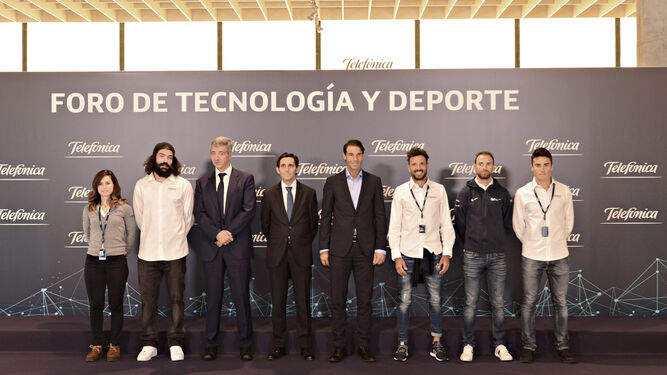 Foto de familia de los deportistas convocados al encuentro con José María Álvarez-Pallete, presidente de Telefónica.