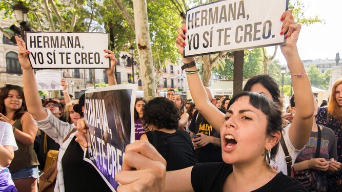 Varios centenares de personas protestan por el fallo de la Audiencia de Navarra sobre el caso de 'La Manada'.