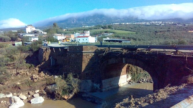 El puente dañado por la lluvia en Villanueva de la Concepción.