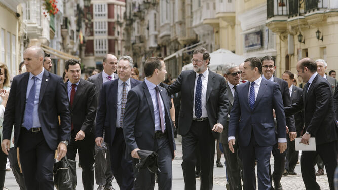 El presidente del Gobierno pasea junto a José Joly, Braulio Medel y miembros de su partido, por la calle Ancha.