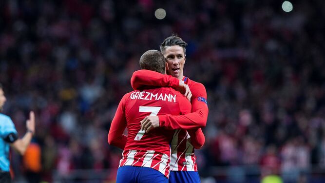Torres y Griezmann se abrazan en un partido