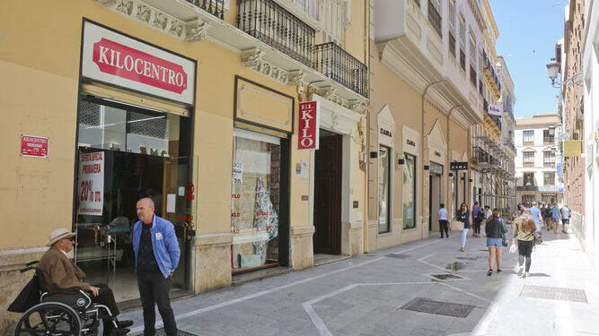 Imagen de la fachada de la tienda de Kilocentro y, al lado, de la tienda de Zara. en la calle Liborio García.