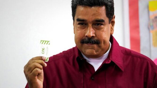 Maduro muestra su voto.