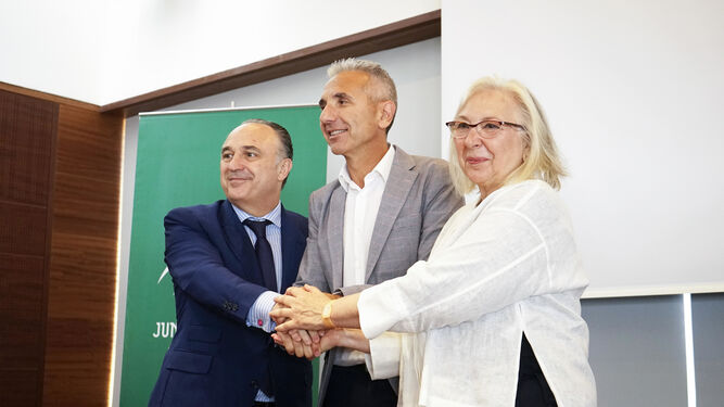 Juan Ignacio Zafra, Miguel Ángel Vázquez y Cristina de Braganza, ayer, en la suscripción del acuerdo.