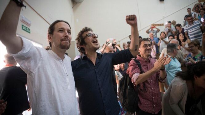 Juan Carlos Monedero aplaude a González e Iglesias, en un acto partidista el pasado verano en Cádiz.