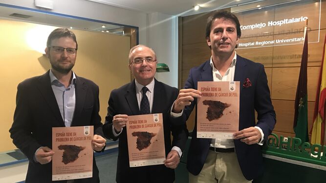 Javier del Boz, Agustín Buendía y Leandro Martínez en la presentación de la campaña contra el melanoma.