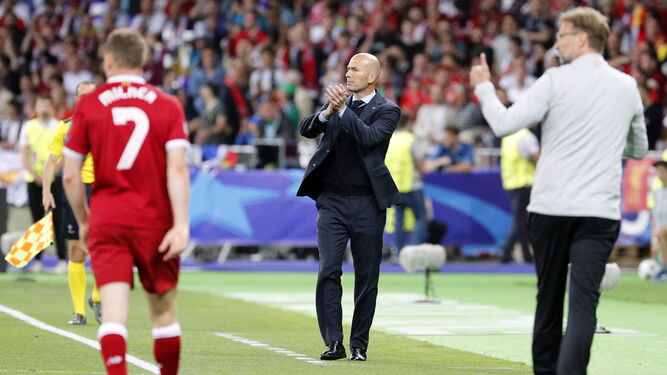 Zidane aplaude a sus futbolistas en la final ante el Liverpool.