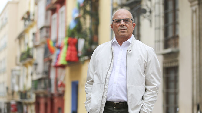 Antonio Gutiérrez en la calle Madre de Dios donde está ubicada la peluquería que regenta desde hace 34 años.