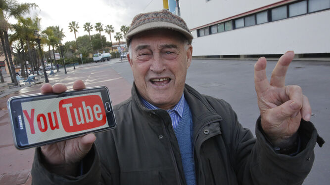 El abuelo 'youtuber' presume de marca: que no se diga.
