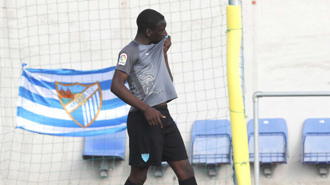 Ibrahima Sow se besa el escudo tras marcar un gol.