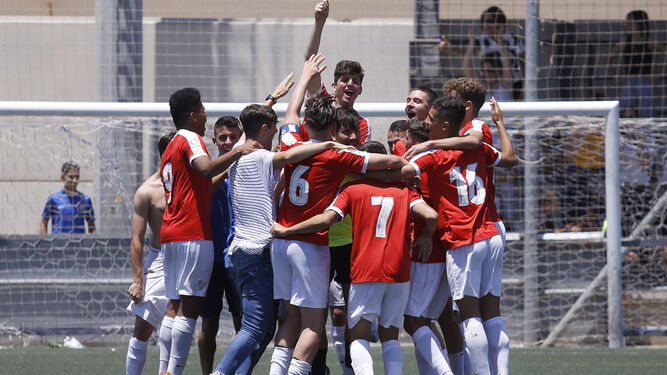Los jugadores del San Félix, eufóricos tras derrotar a la Real Sociedad por 5-4 en el Pedro Berruezo.
