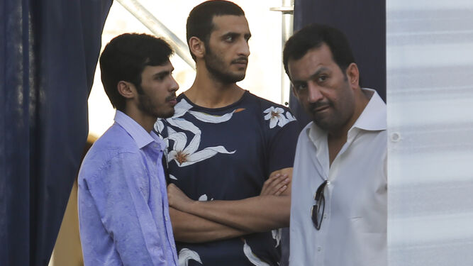 Nayef, Rakkan y el propietario, Abdullah Al-Thani, en un acto del club.