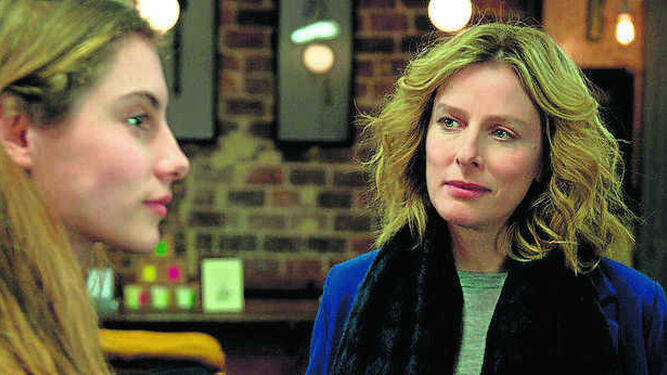 Karin Viard (derecha) da vida en 'Algo celosa' a una profesora y madre divorciada en plena crisis.