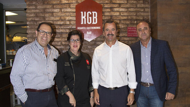 Junto a José Alberto Callejo e Irene  Garrido, coordinador y jefa de cocina del restaurante KGB.