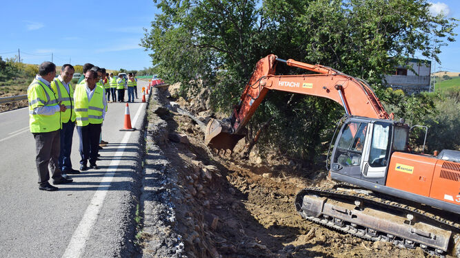 Obras de reparación de la carretera entre Villanueva de la Concepción y Almogía.