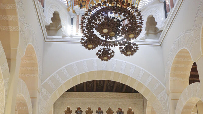El mihrab (al fondo) es una réplica del de la mezquita de Córdoba.