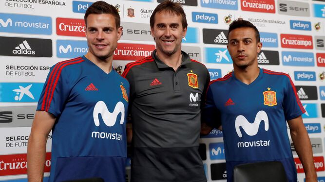 Thiago (d), junto al seleccionador español, Julen Lopetegui, y su compañero César Azpilicueta en la rueda de prensa ofrecida hoy en Krasnodar.
