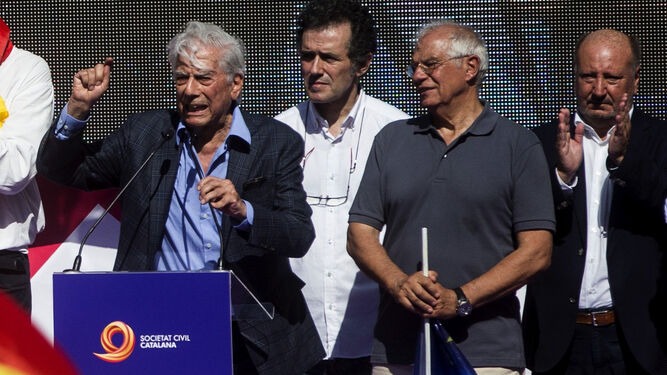 Vargas Llosa en un acto en octubre contra el independentismo catalán