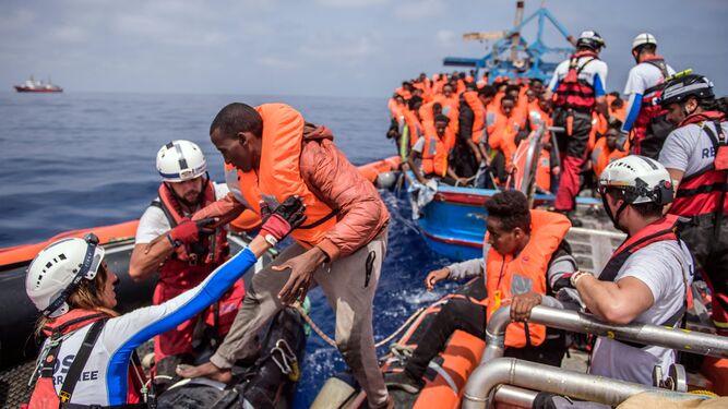 Tripulantes del barco Aquarius, de la ONG SOS Meditarrenee, rescatan a inmigrantes el pasado mes de abril.