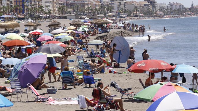 Una playa ayer de la provincia con muchos ciudadanos con sus respectivas sombrillas.