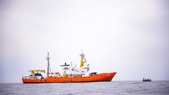 El barco 'Aquarius' de la ONG francesa SOS Meditrerranée, frente a las costas libias.