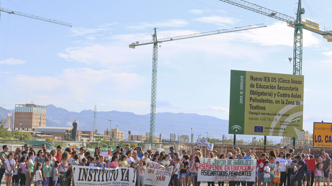 Una nueva protesta, ayer, junto al solar en el que se construye el IES Teatinos.